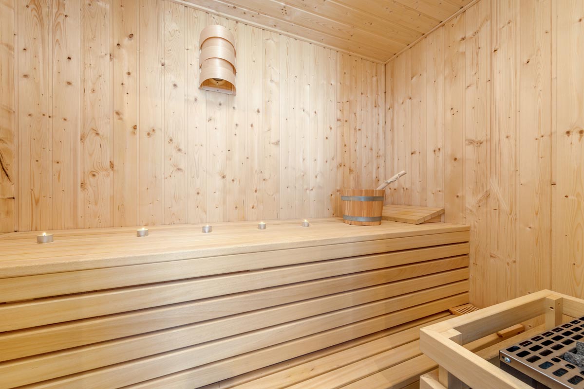 Badezimmer unten mit Dusche und Sauna