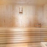 Badezimmer unten mit Dusche und Sauna