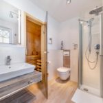 Badezimmer unten mit Dusche und Sauna